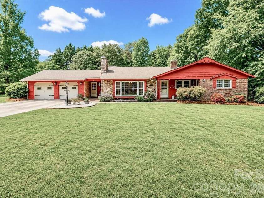 111 Wildflower Lane, Statesville, NC 28625.  MLS# CAR4377294, YatesRealty ID 22225. 