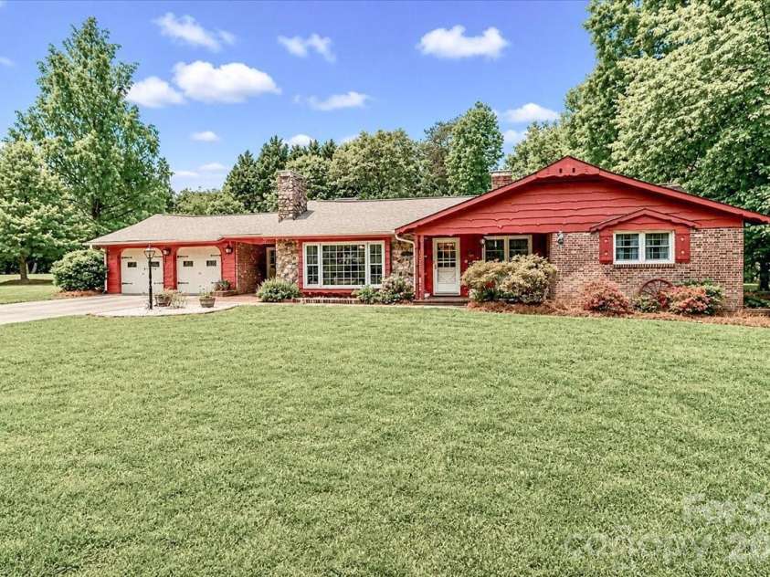 111 Wildflower Lane, Statesville, NC 28625.  MLS# CAR4377294, YatesRealty ID 22225. 