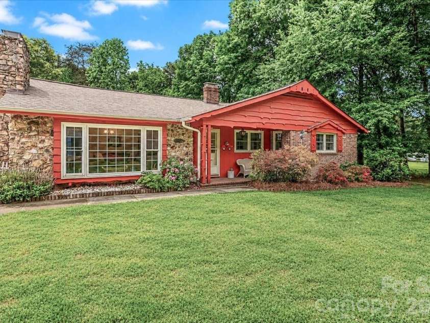 111 Wildflower Lane, Statesville, NC 28625.  MLS# CAR4377294, YatesRealty ID 22225. 