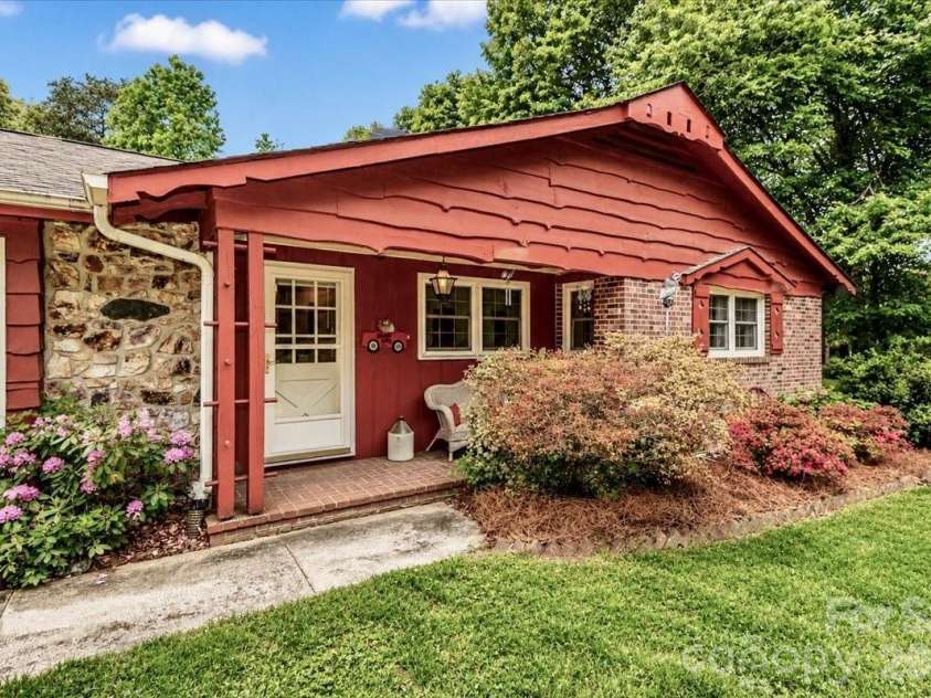 111 Wildflower Lane, Statesville, NC 28625.  MLS# CAR4377294, YatesRealty ID 22225. 
