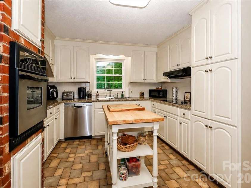 111 Wildflower Lane, Statesville, NC 28625.  MLS# CAR4377294, YatesRealty ID 22225. 