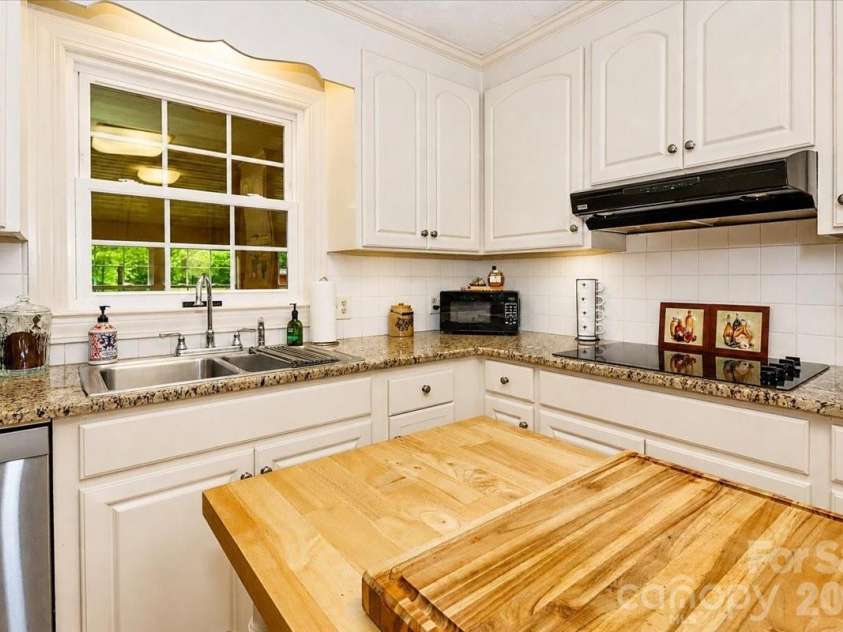 111 Wildflower Lane, Statesville, NC 28625.  MLS# CAR4377294, YatesRealty ID 22225. 