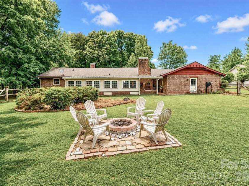111 Wildflower Lane, Statesville, NC 28625.  MLS# CAR4377294, YatesRealty ID 22225. 