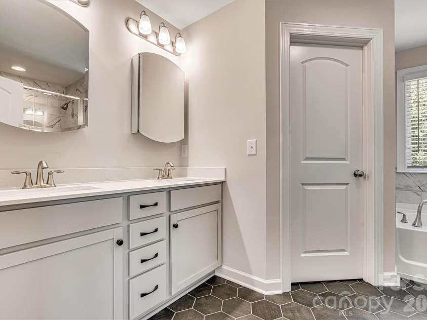 5670 Galloway Drive, Midland, NC 28107.  MLS# CAR4378186, YatesRealty ID 22226. 