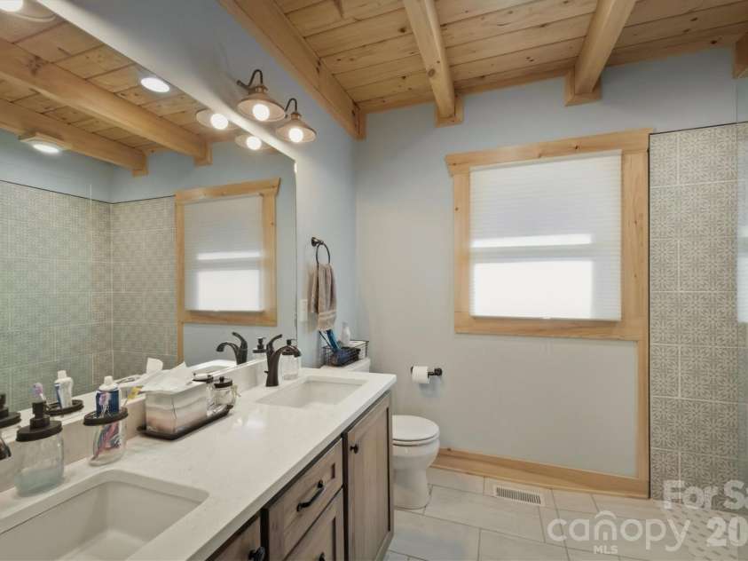 338 Lakeview Trail, Nebo, NC 28761.  MLS# CAR4349366, YatesRealty ID 2223. Primary Bathroom