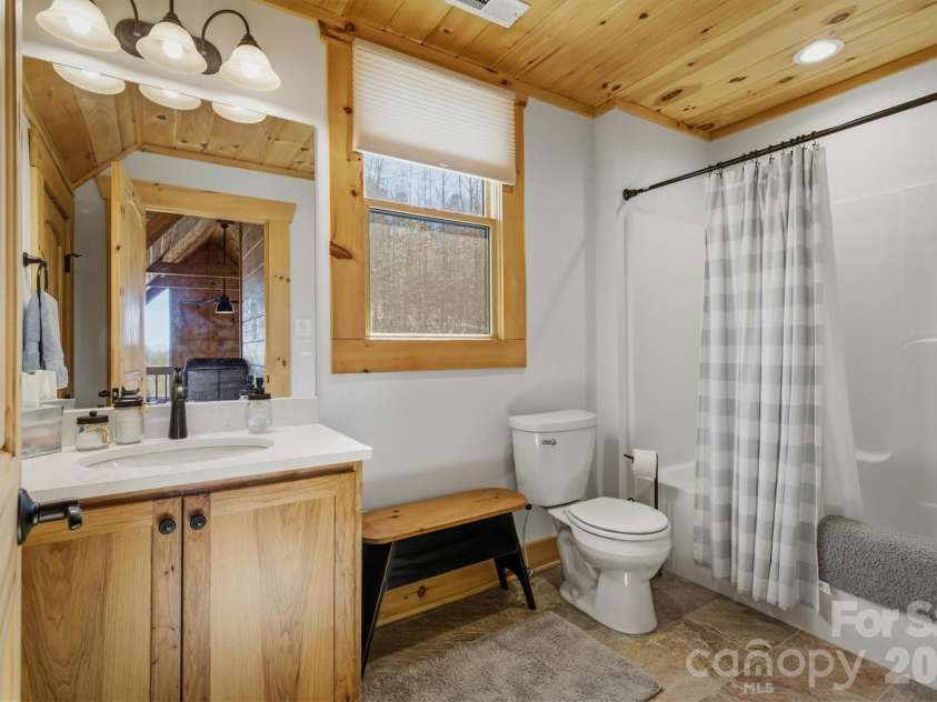 338 Lakeview Trail, Nebo, NC 28761.  MLS# CAR4349366, YatesRealty ID 2223. Upstairs Full Bathroom
