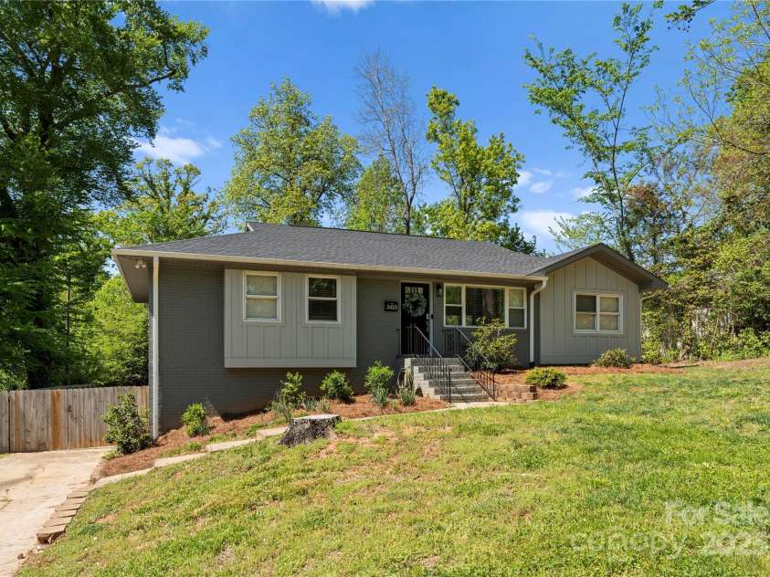 3423 Sudbury Road, Charlotte, NC 28205.  MLS# CAR4246722, YatesRealty ID 22232. 