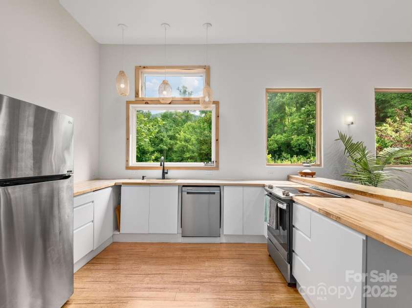 20 Frontier Court, Asheville, NC 28805.  MLS# CAR4269576, YatesRealty ID 22234. 