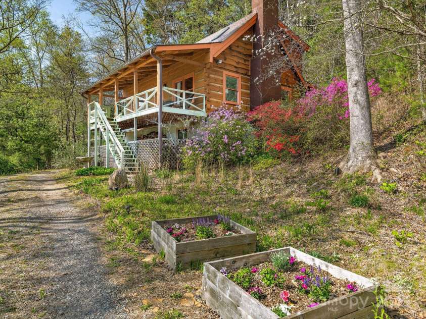 20 Frontier Court, Asheville, NC 28805.  MLS# CAR4269576, YatesRealty ID 22234. 