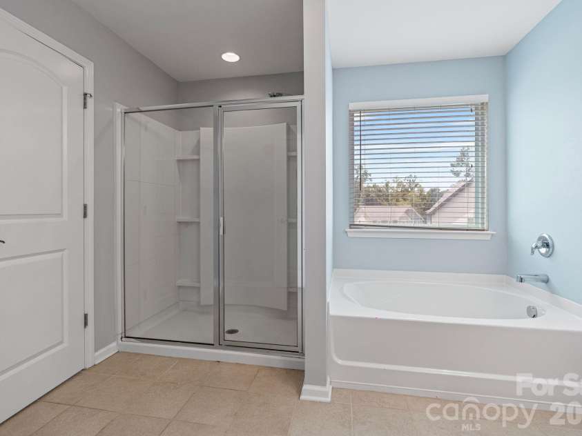 7129 Dove Field Lane, Fort Mill, SC 29707.  MLS# CAR4332862, YatesRealty ID 22234. Primary Bath