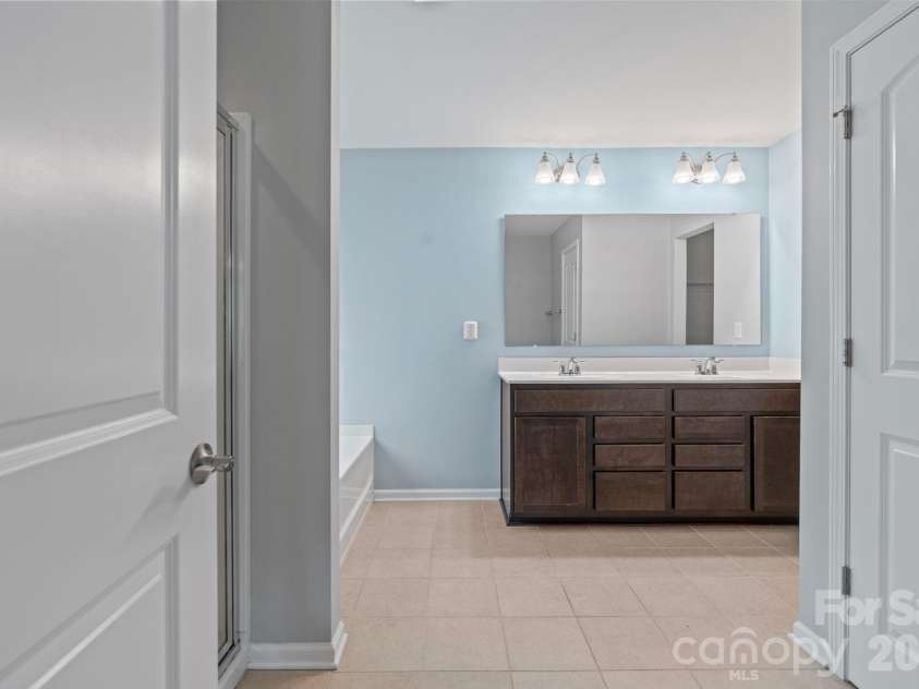 7129 Dove Field Lane, Fort Mill, SC 29707.  MLS# CAR4332862, YatesRealty ID 22234. Primary Bath