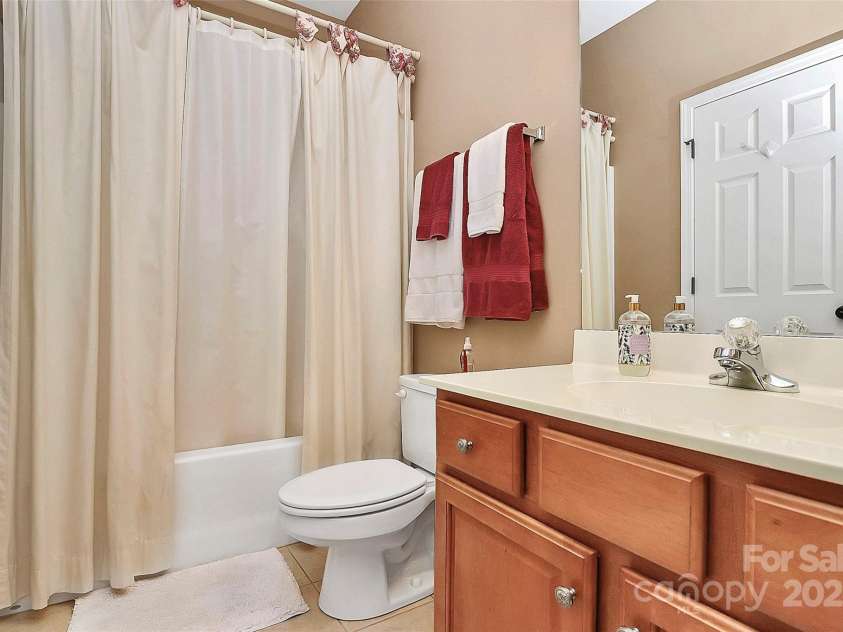 13824 Glen Abbey Drive, Charlotte, NC 28278.  MLS# CAR4273393, YatesRealty ID 22236. Bath for bedroom 1 upstairs