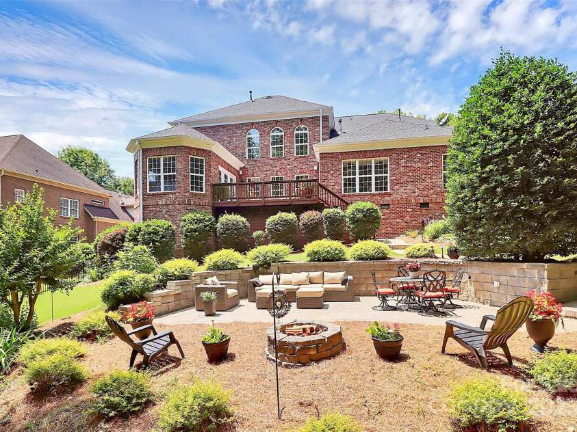 13824 Glen Abbey Drive, Charlotte, NC 28278.  MLS# CAR4273393, YatesRealty ID 22236. Beautiful landscaping and fire pit