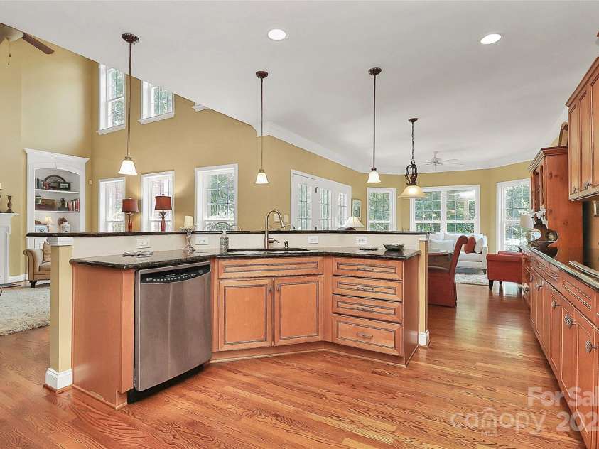 13824 Glen Abbey Drive, Charlotte, NC 28278.  MLS# CAR4273393, YatesRealty ID 22236. Kitchen opens to great room, breakfast area, and keeping room