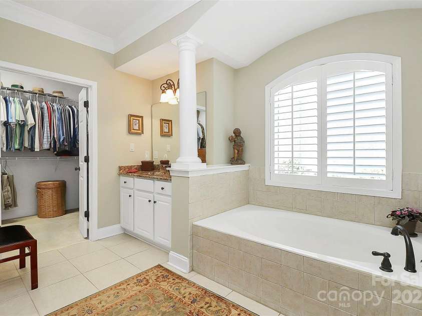 13824 Glen Abbey Drive, Charlotte, NC 28278.  MLS# CAR4273393, YatesRealty ID 22236. Primary bath vanities &walk-in close
