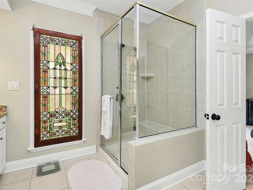 13824 Glen Abbey Drive, Charlotte, NC 28278.  MLS# CAR4273393, YatesRealty ID 22236. Shower with built in seat