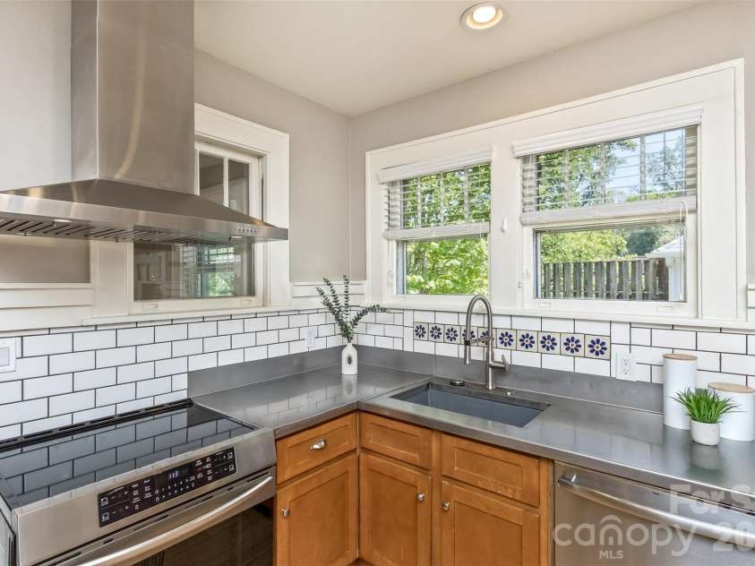 178 Coleman Avenue, Asheville, NC 28801.  MLS# CAR4373425, YatesRealty ID 22236. 