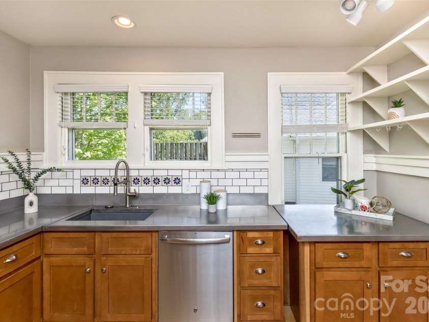 178 Coleman Avenue, Asheville, NC 28801.  MLS# CAR4373425, YatesRealty ID 22236. 