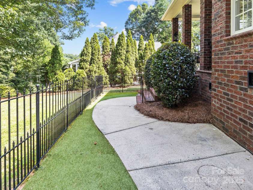 150 Pinnacle Shores Drive, Mooresville, NC 28117.  MLS# CAR4266217, YatesRealty ID 22238. 