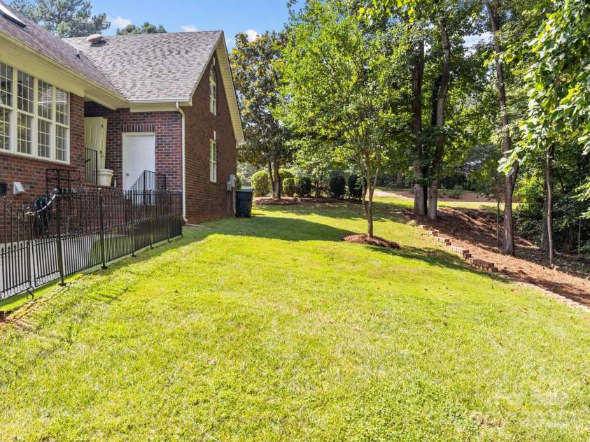 150 Pinnacle Shores Drive, Mooresville, NC 28117.  MLS# CAR4266217, YatesRealty ID 22238. 