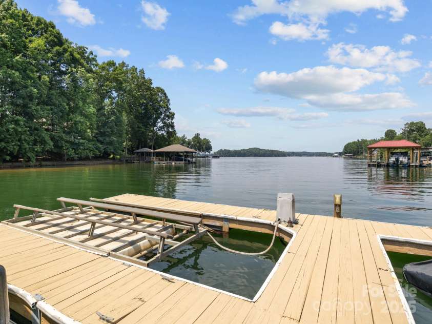150 Pinnacle Shores Drive, Mooresville, NC 28117.  MLS# CAR4266217, YatesRealty ID 22238. 