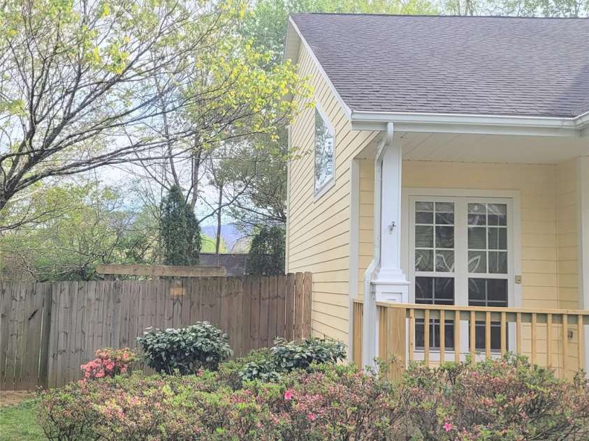 35 Cotton Creek Circle, Black Mountain, NC 28711.  MLS# CAR4326979, YatesRealty ID 22240. 