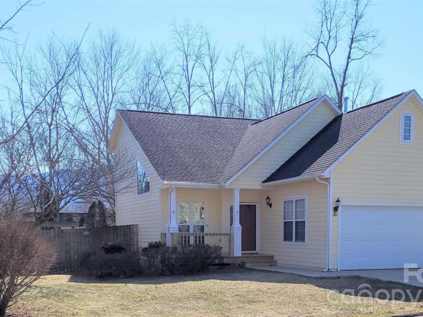 35 Cotton Creek Circle, Black Mountain, NC 28711.  MLS# CAR4326979, YatesRealty ID 22240. Great location in Black Mountain -Cotton Creek home with mountain views on a corner lot