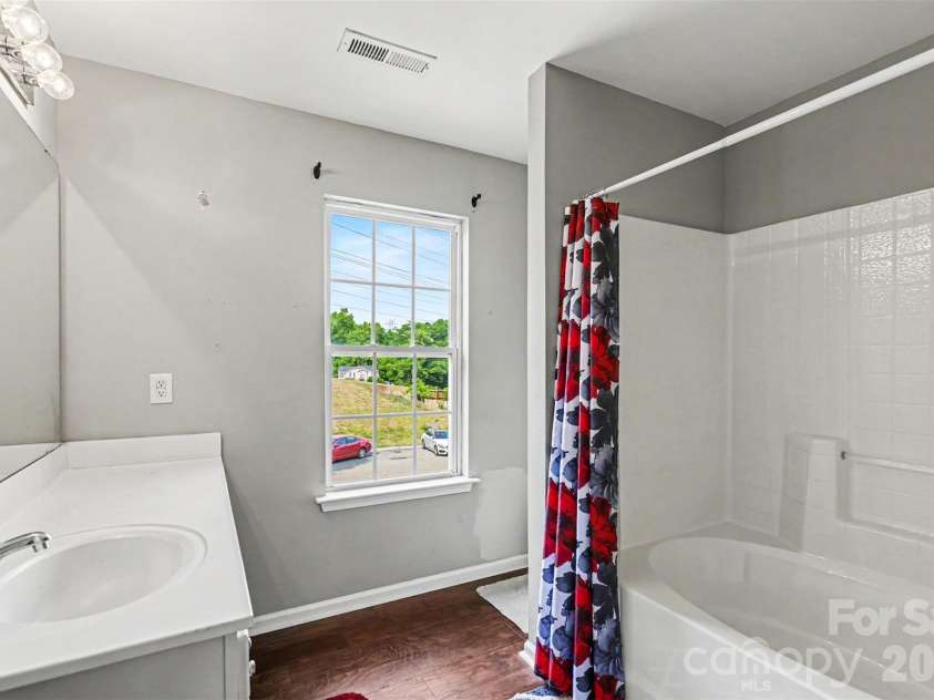 306 Cayman Way, Charlotte, NC 28217.  MLS# CAR4379005, YatesRealty ID 22241. Master Bathrrom