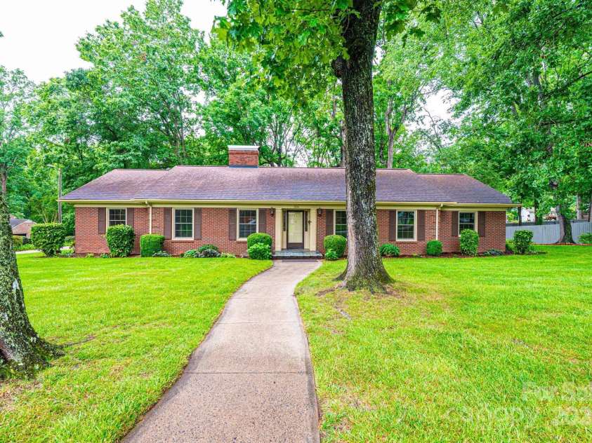 1304 5th Street Circle, Hickory, NC 28601.  MLS# CAR4265643, YatesRealty ID 22242. 