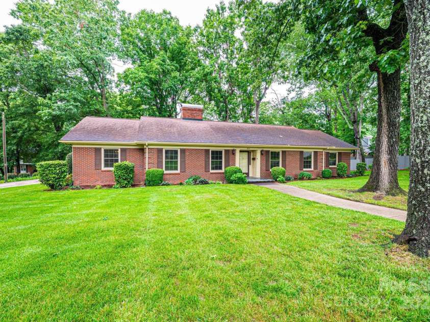 1304 5th Street Circle, Hickory, NC 28601.  MLS# CAR4265643, YatesRealty ID 22242. 