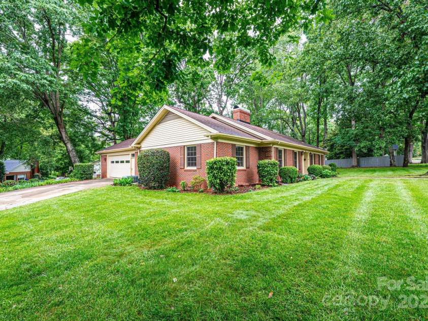 1304 5th Street Circle, Hickory, NC 28601.  MLS# CAR4265643, YatesRealty ID 22242. 