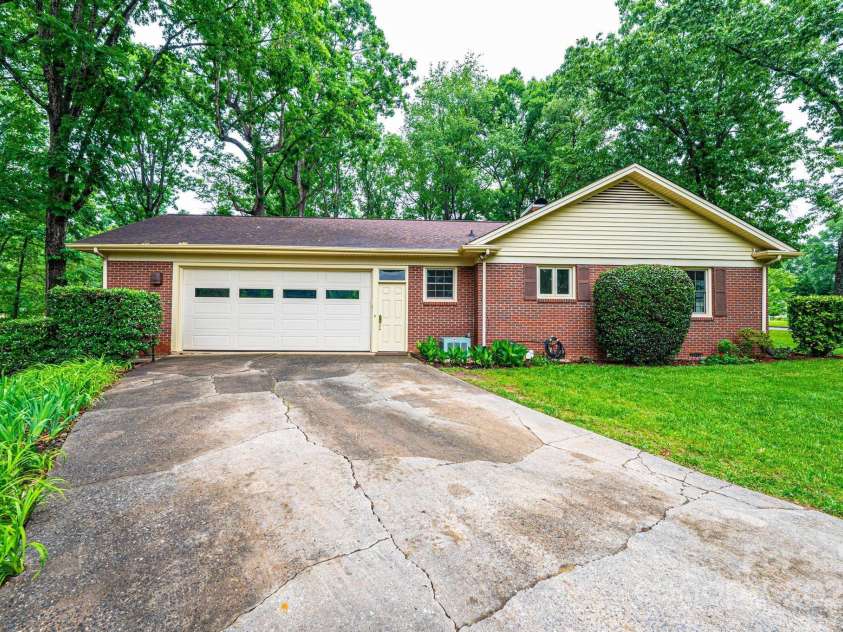 1304 5th Street Circle, Hickory, NC 28601.  MLS# CAR4265643, YatesRealty ID 22242. 