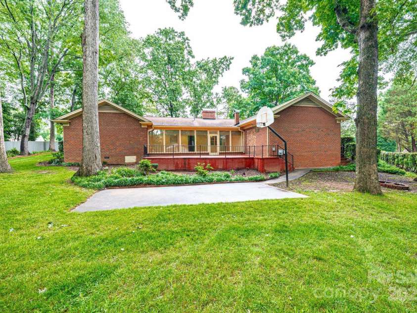 1304 5th Street Circle, Hickory, NC 28601.  MLS# CAR4265643, YatesRealty ID 22242. 