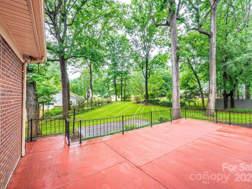 1304 5th Street Circle, Hickory, NC 28601.  MLS# CAR4265643, YatesRealty ID 22242. 