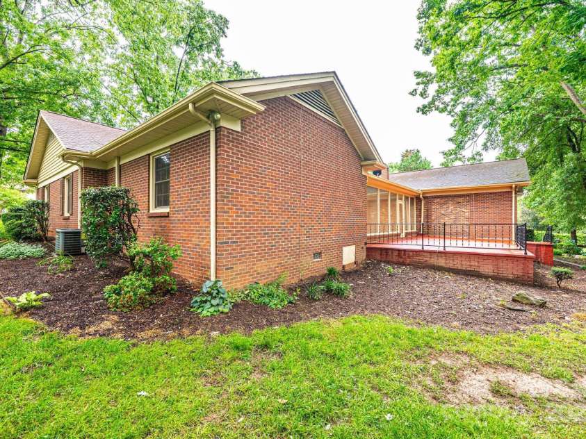 1304 5th Street Circle, Hickory, NC 28601.  MLS# CAR4265643, YatesRealty ID 22242. 