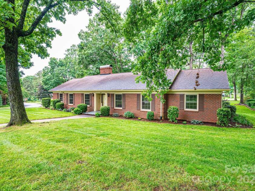1304 5th Street Circle, Hickory, NC 28601.  MLS# CAR4265643, YatesRealty ID 22242. 
