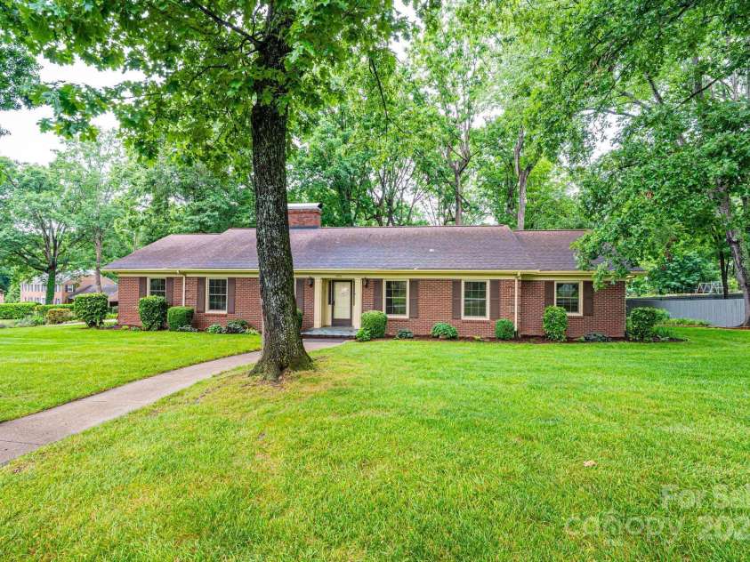 1304 5th Street Circle, Hickory, NC 28601.  MLS# CAR4265643, YatesRealty ID 22242. 