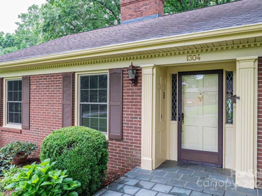 1304 5th Street Circle, Hickory, NC 28601.  MLS# CAR4265643, YatesRealty ID 22242. 
