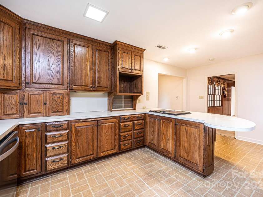 1304 5th Street Circle, Hickory, NC 28601.  MLS# CAR4265643, YatesRealty ID 22242. 