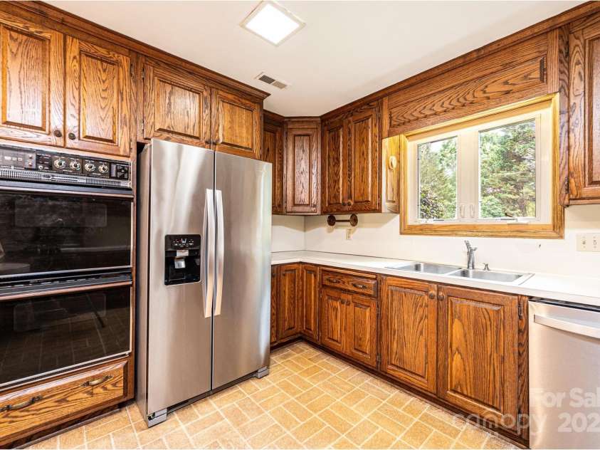 1304 5th Street Circle, Hickory, NC 28601.  MLS# CAR4265643, YatesRealty ID 22242. 