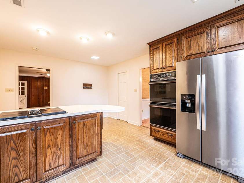 1304 5th Street Circle, Hickory, NC 28601.  MLS# CAR4265643, YatesRealty ID 22242. 