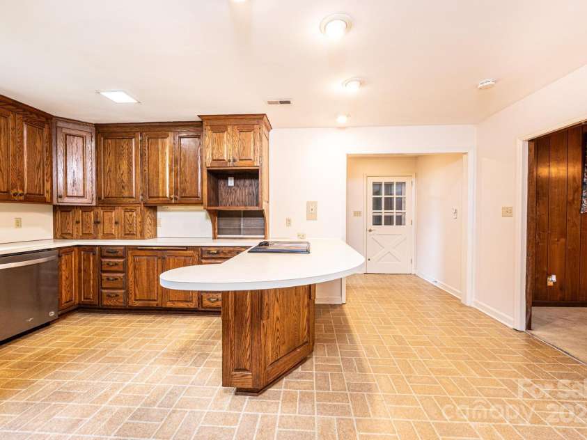 1304 5th Street Circle, Hickory, NC 28601.  MLS# CAR4265643, YatesRealty ID 22242. 