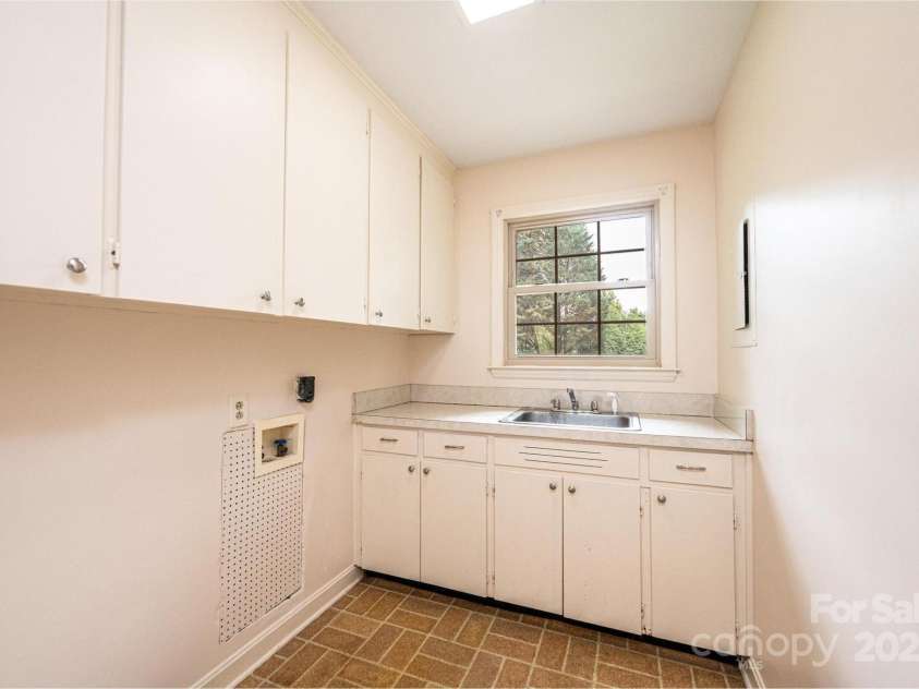 1304 5th Street Circle, Hickory, NC 28601.  MLS# CAR4265643, YatesRealty ID 22242. 