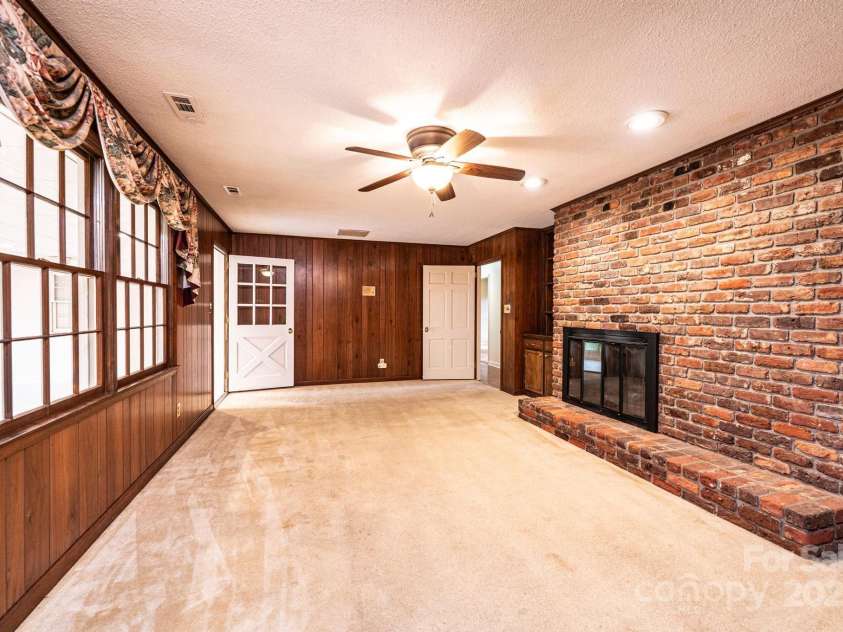 1304 5th Street Circle, Hickory, NC 28601.  MLS# CAR4265643, YatesRealty ID 22242. 