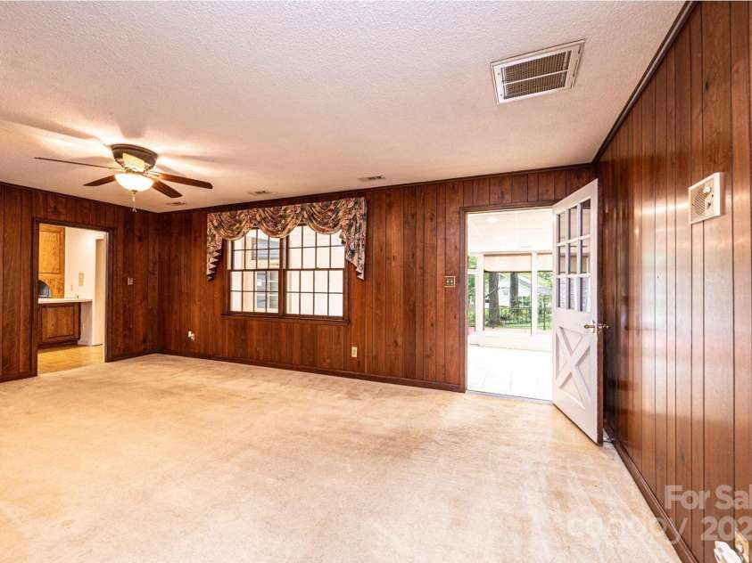 1304 5th Street Circle, Hickory, NC 28601.  MLS# CAR4265643, YatesRealty ID 22242. 