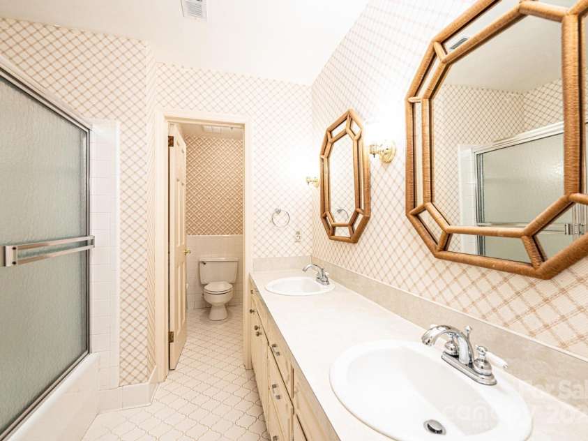 1304 5th Street Circle, Hickory, NC 28601.  MLS# CAR4265643, YatesRealty ID 22242. 