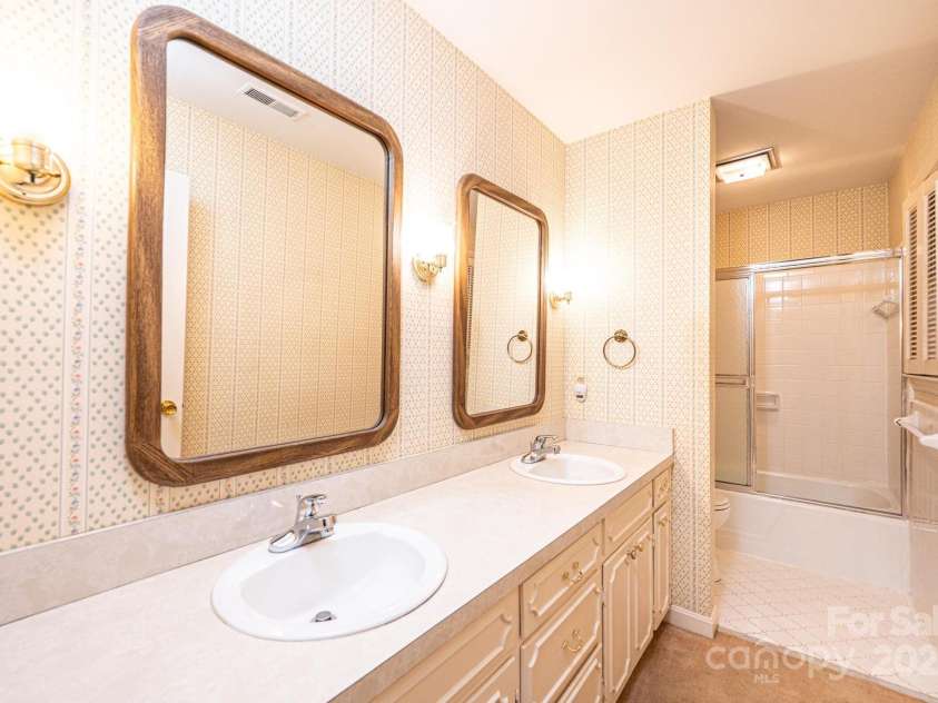 1304 5th Street Circle, Hickory, NC 28601.  MLS# CAR4265643, YatesRealty ID 22242. 