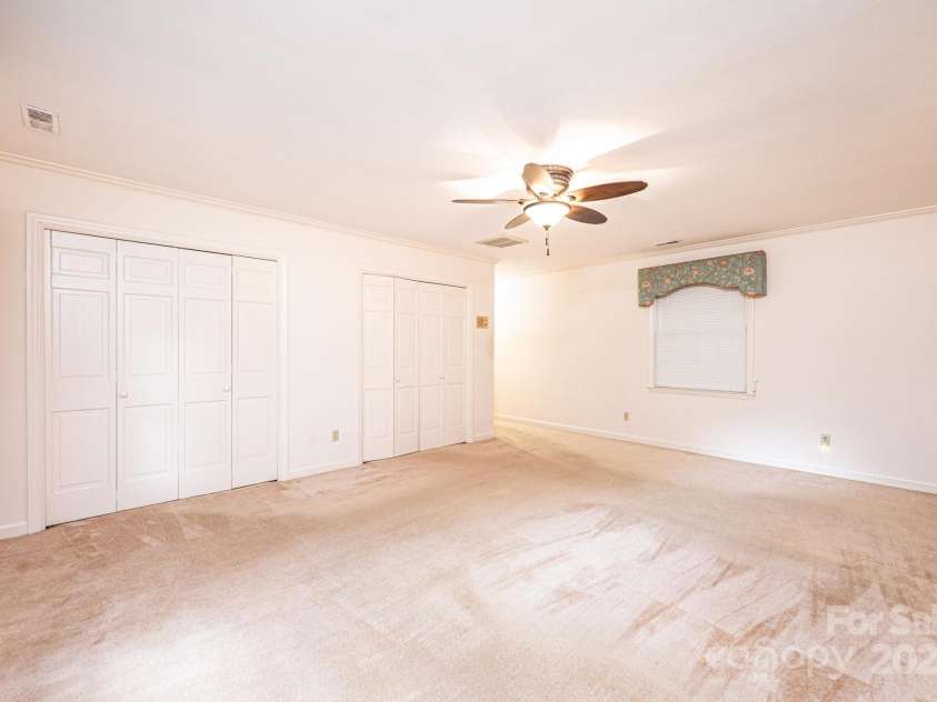 1304 5th Street Circle, Hickory, NC 28601.  MLS# CAR4265643, YatesRealty ID 22242. 