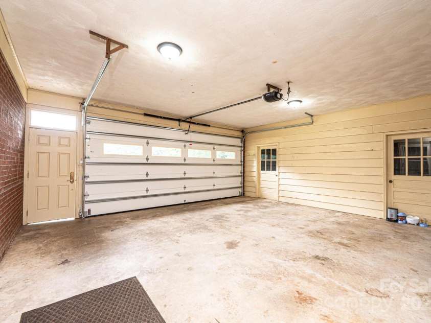 1304 5th Street Circle, Hickory, NC 28601.  MLS# CAR4265643, YatesRealty ID 22242. 