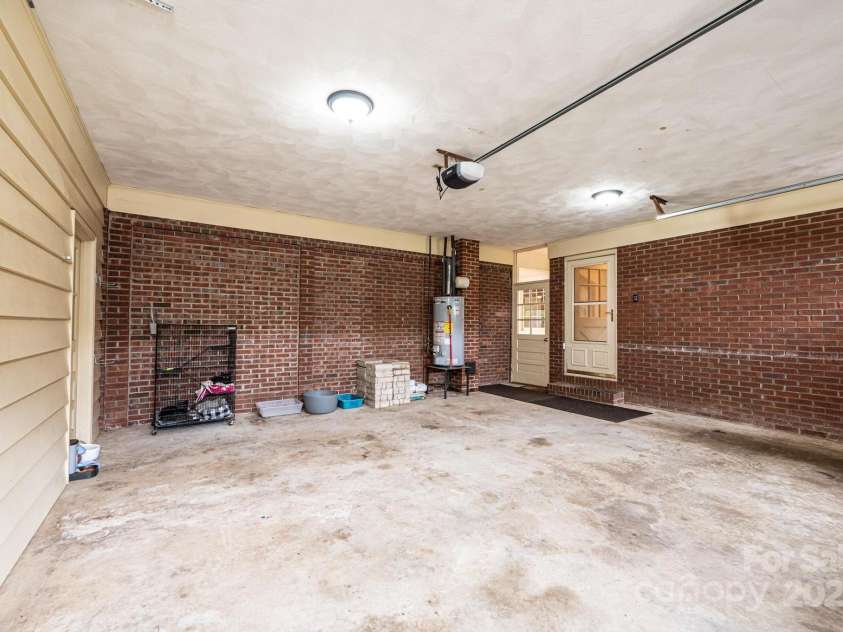 1304 5th Street Circle, Hickory, NC 28601.  MLS# CAR4265643, YatesRealty ID 22242. 